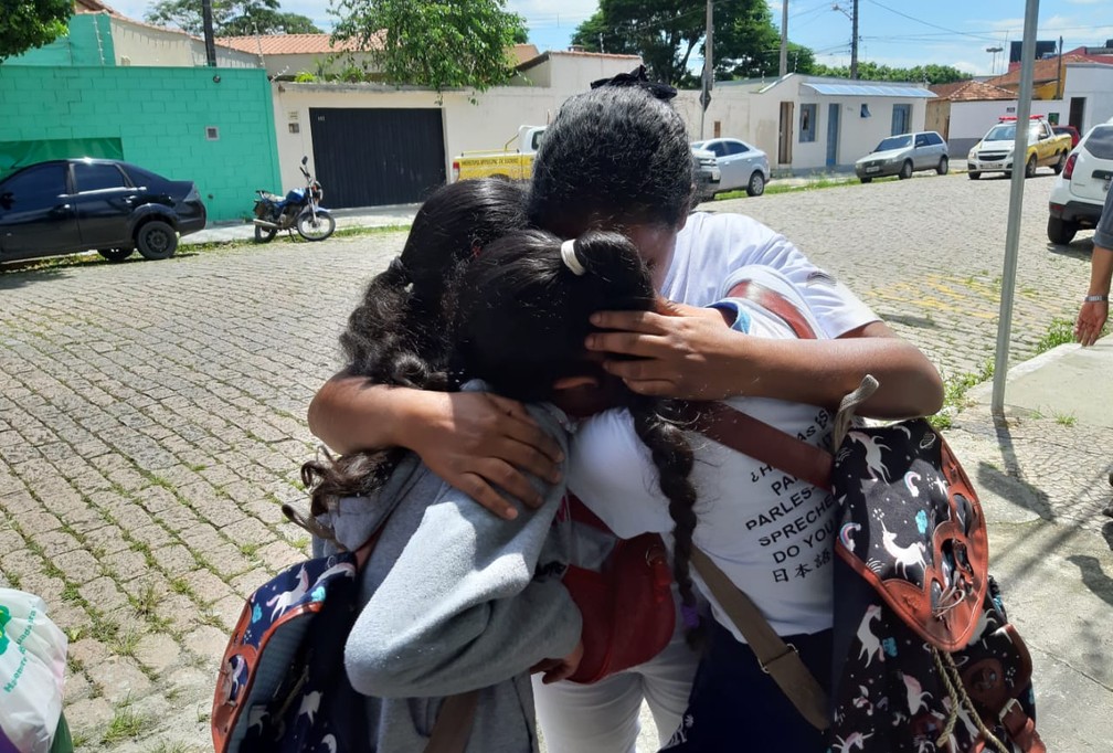 Estudantes se abraçam após ataque a escola de Suzano — Foto: Maiara Barbosa/G1