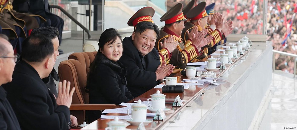 Líder norte-coreano Kim Jong-Un assiste a uma partida de futebol com sua filha, Kim Ju-ae, em Pyongyang, Coreia do Norte, em 17 de fevereiro de 2023 — Foto: KCNA via REUTERS