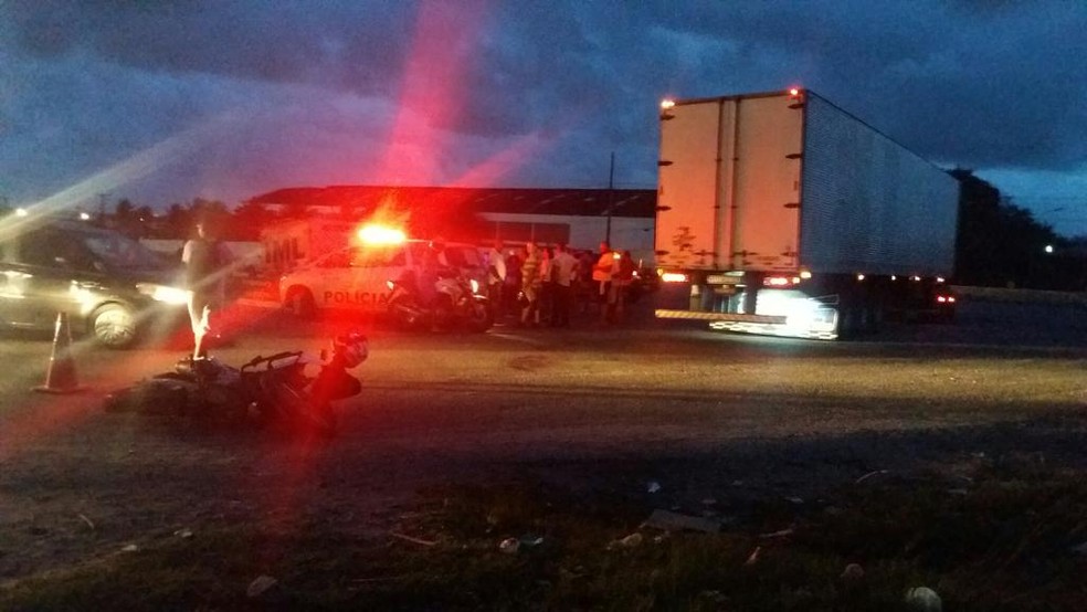 Motociclista morreu em acidente no quilômetro 79 da BR-101, em Jaboatão dos Guararapes, no Grande Recife — Foto: PRF/Divulgação