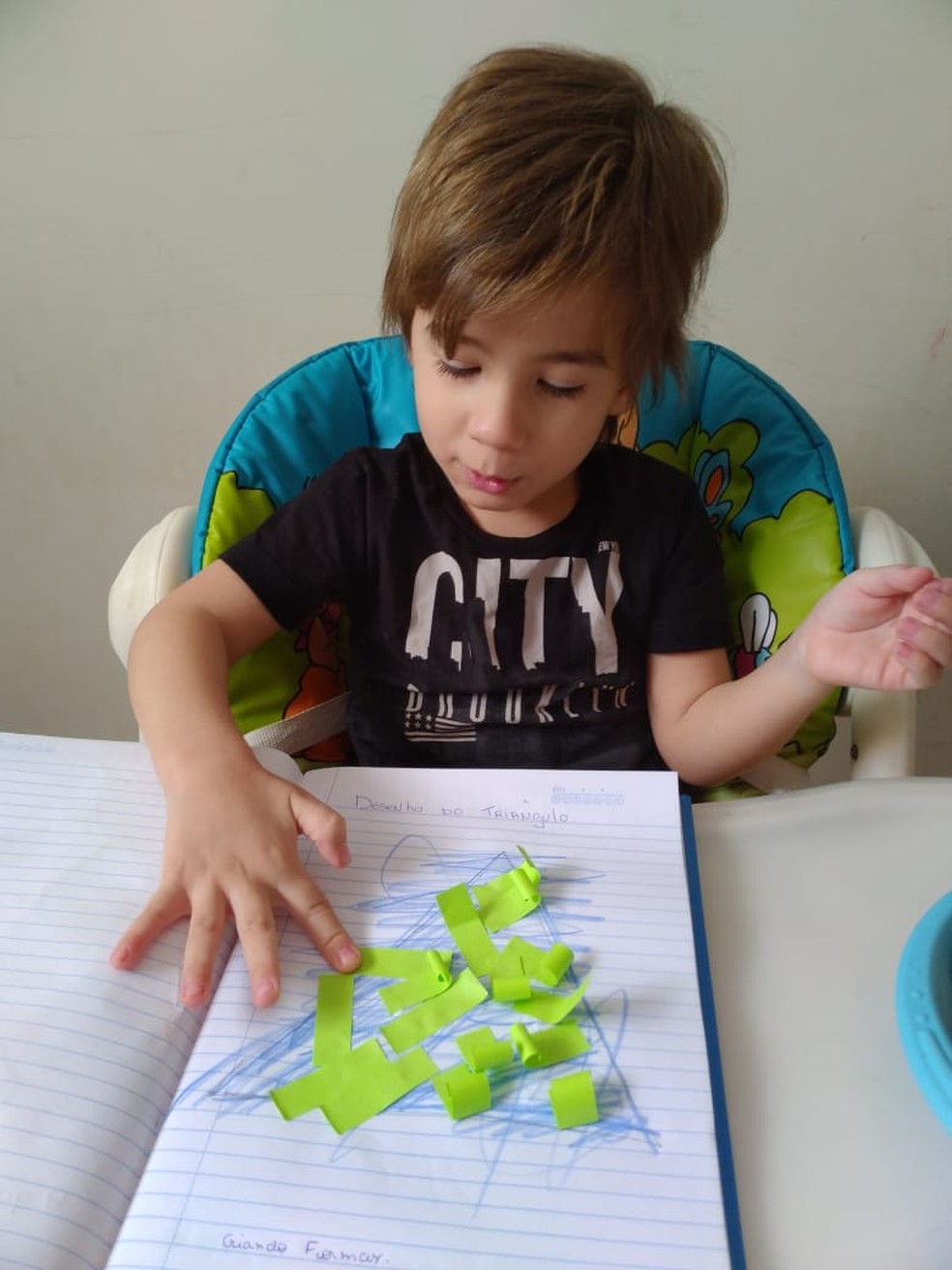 Legenda: Kendrew realizando atividades de figuras.  — Foto: Cedida