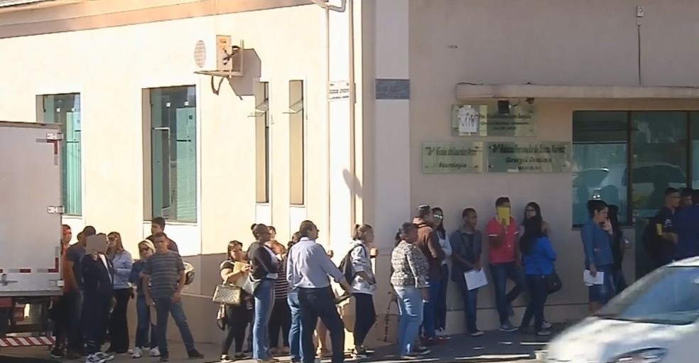 Fila pela manhã passou de um quarteirão em Botucatu (Foto: Reprodução / TV TEM )