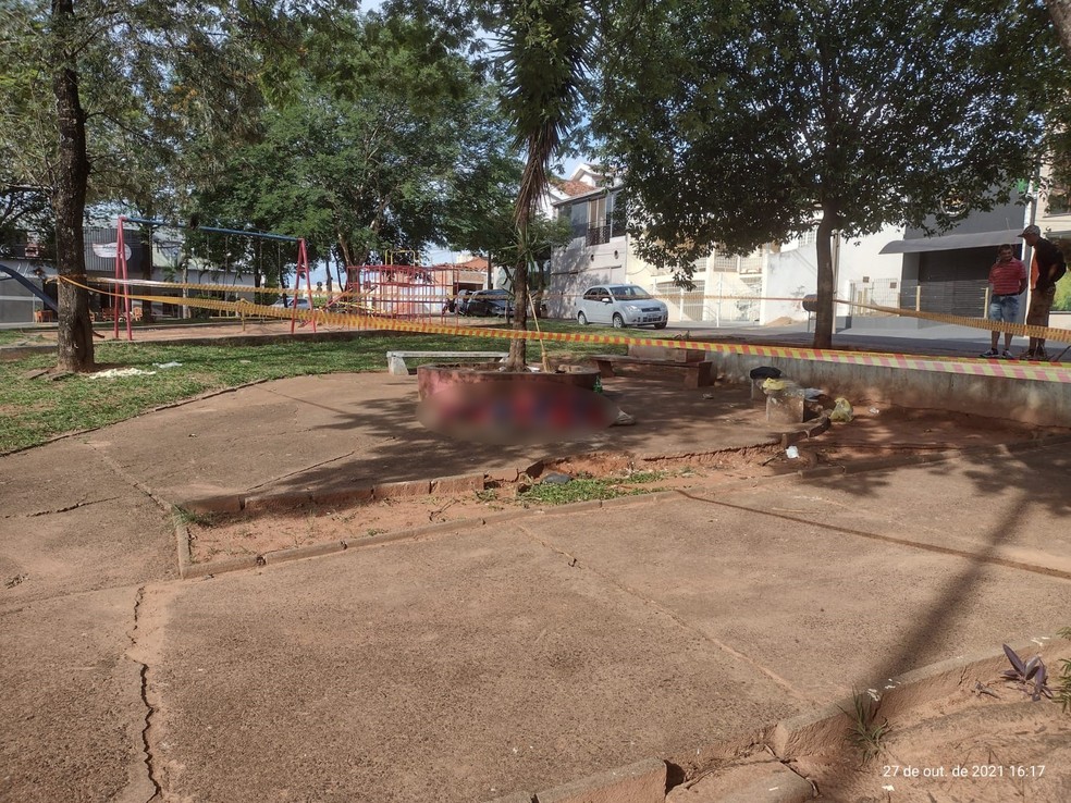Corpo foi encontrado em praça na Rua Coronel Albino, em Presidente Prudente — Foto: Cedida