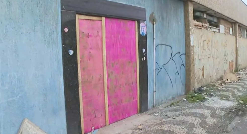 Tapumes são colocados na frente de hospital alvo de vândalos em Salvador — Foto: Reprodução/TV Bahia