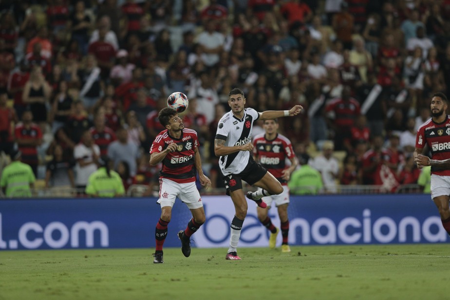 Placa de publicidade no Maracanã na partida entre Flamengo e Vasco pela semifinal do Carioca