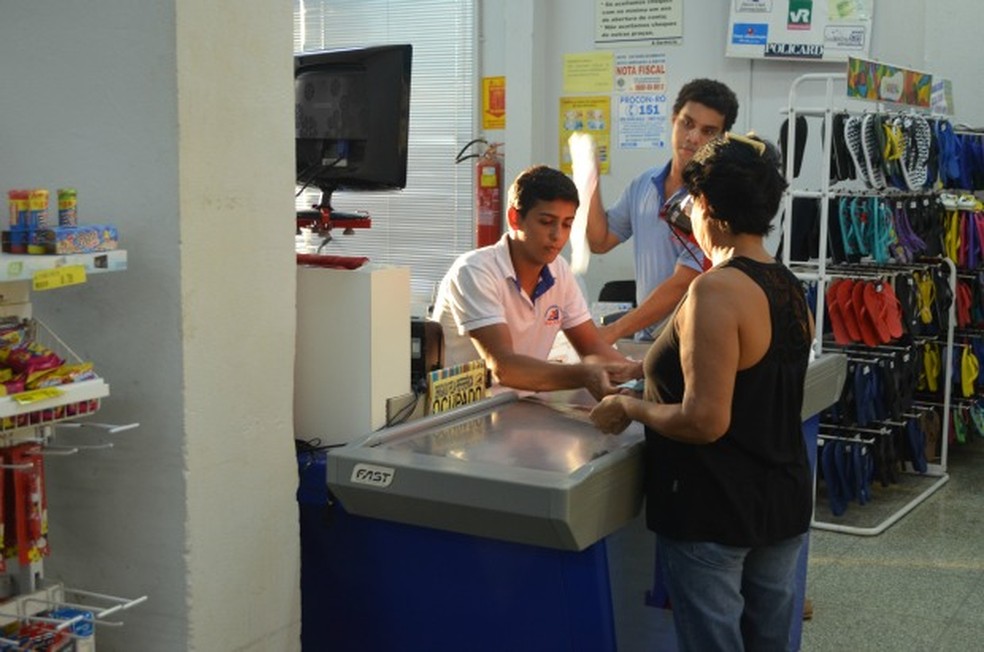 H&aacute; vagas para operador de caixa em Alagoinhas. &mdash; Foto: Magda Oliveira/G1