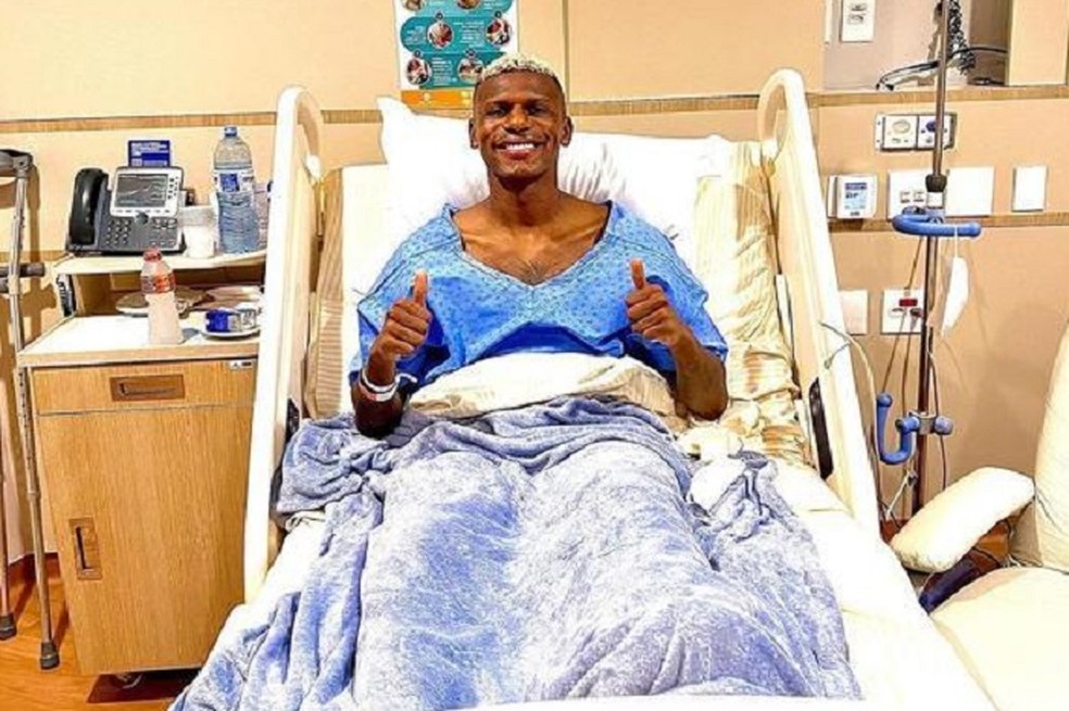 Arboleda sorri após passar por cirurgia no tornozelo esquerdo — Foto: Reprodução/Instagram