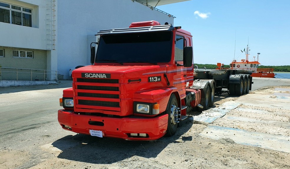 Droga foi levada até o porto de Natal em um caminhão — Foto: Polícia Federal