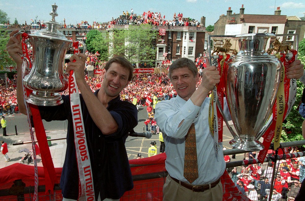 Arsene Wenger e Tony Adams com as taÃ§as da Premier League e da FA Cup em 17 de maio de 1998  (Foto: Reuters)