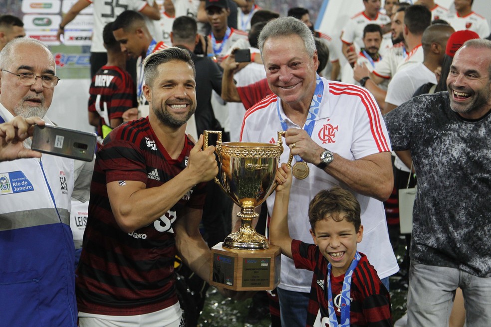 Abel e Diego com o troféu de campeão — Foto: Paulo Sérgio/Agência Estado