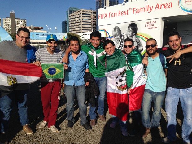 Grupo de mexicanos assiste a abertura da Copa do Mundo na Fifa Fan Fest (Foto: Luiza Carneiro/G1)