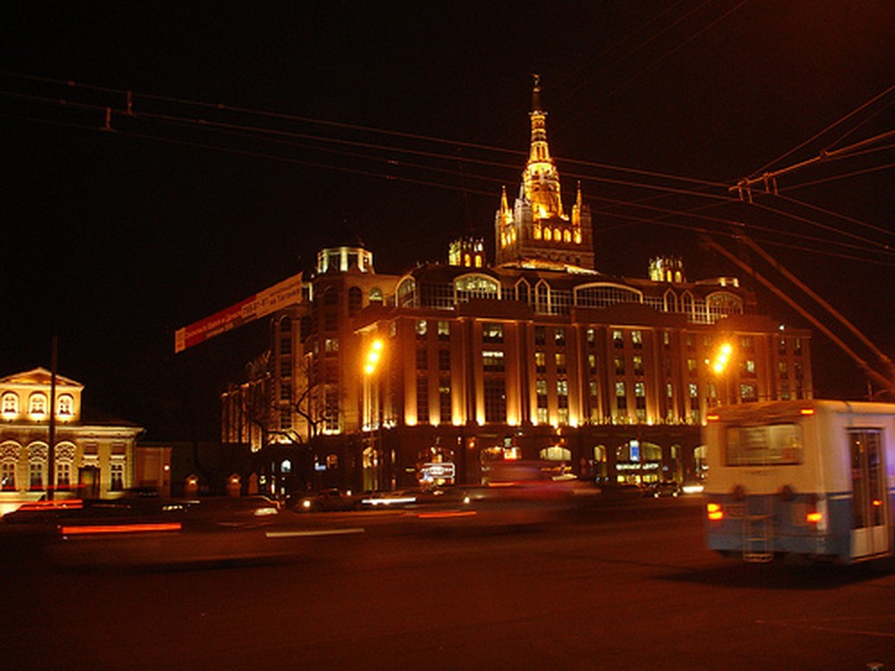 Fachada da embaixada dos EUA em Moscou durante a noite em foto sem data — Foto: Erik Syring/Flickr/CC BY 2.0