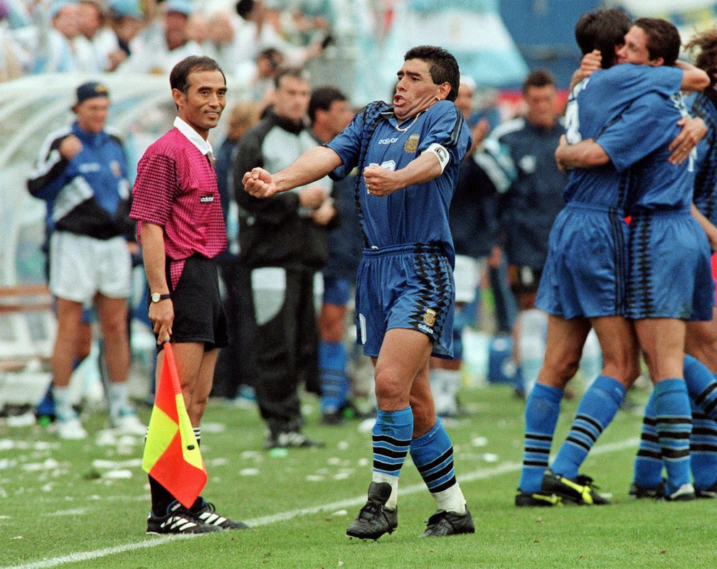 Maradona grita celebrando após gol da Argentina em partida contra a Grécia na Copa do Mundo dos EUA, em junho de 1994 — Foto: Daniel Garcia/AFP/Arquivo