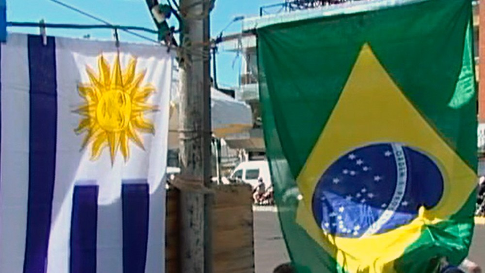 Na fronteira com o Uruguai, bandeiras dos dois países tomam conta das esquinas de Santana do Livramento