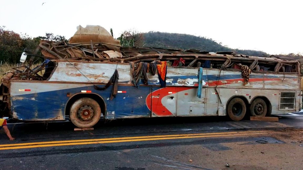 Acidente ônibus BR-146 em Serra do Salitre (Foto: Corpo de Bombeiros/Divulgação )