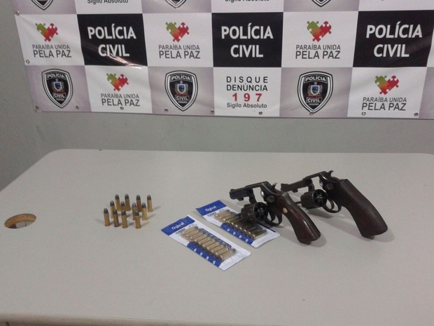 Jogador foi preso com dois revólveres na cidade de Patos (Foto: Divulgação/Polícia Civil)