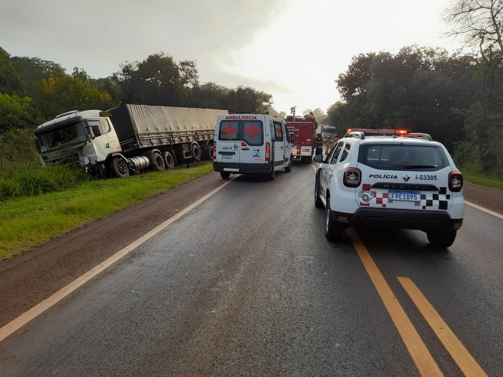 Corpo de Bombeiros constatou o óbito do motorista do carro ainda no local do acidente que ocorreu em Itaí (SP) — Foto: Corpo de Bombeiros/Divulgação
