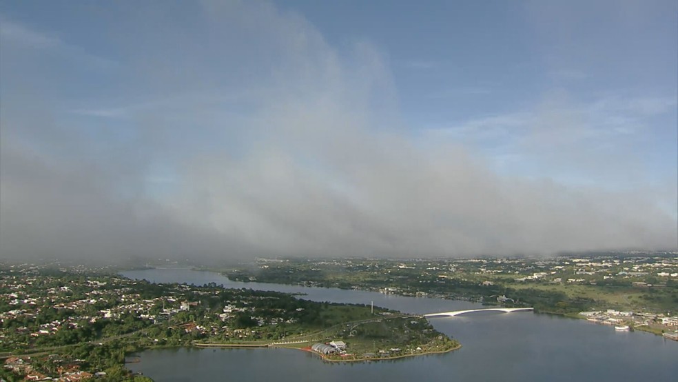 Nuvens ficam mais baixas no Lago Paranoá, em Brasília, nesta quarta-feira (5) — Foto: TV Globo/Reprodução