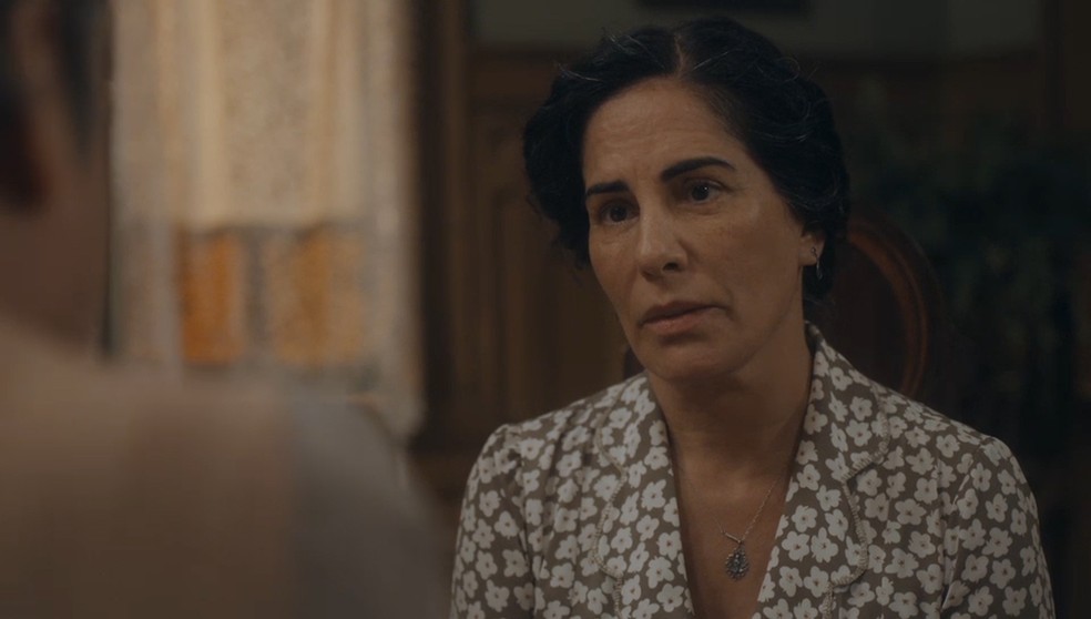 Lola (Gloria Pires) conta para Afonso (Cássio Gabus Mendes) que vai vender a casa  — Foto: Globo