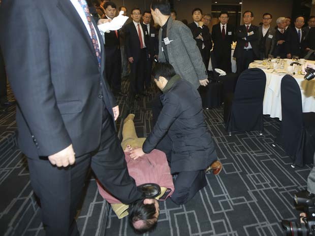 Homem que agrediu o embaixador Mark Lippert na Coreia do Sul é detido por seguranças (Foto: REUTERS/Yonhap)