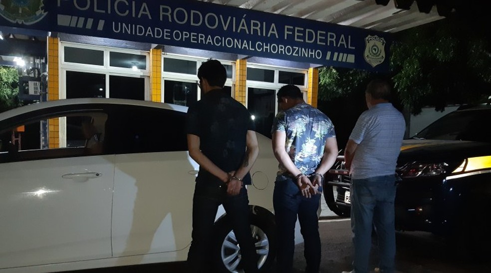 Todos os ocupantes do veículo apresentaram documento falso durante abordagem da PRF — Foto: Divulgação/PRF