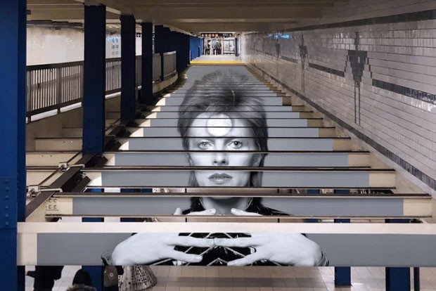 Fotos de David Bowie invadem estação de metrô em Nova York (Foto: Spotify/ Divulgação)