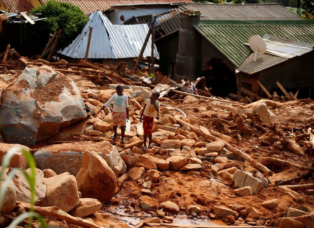 CrianÃ§as carregam Ã¡gua apÃ³s os efeitos do ciclone Idai em MoÃ§ambique â€” Foto: Philimon/Reuters