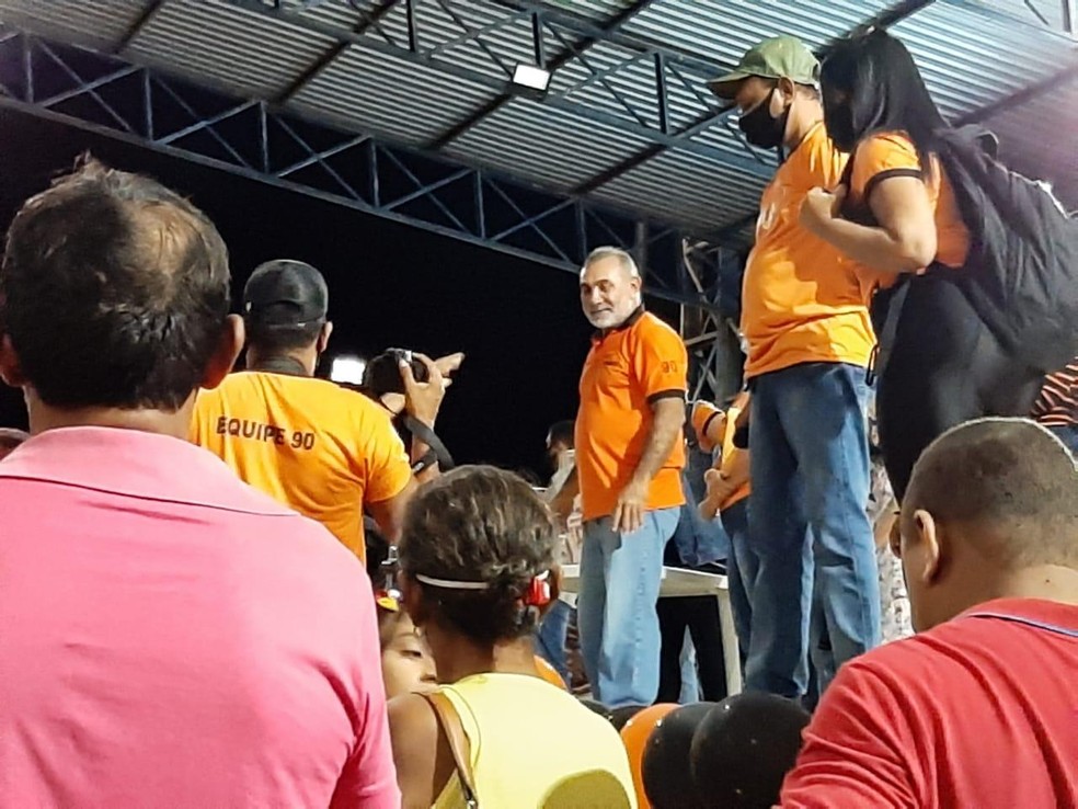 Senador Telmrio Mota em discurso durante festa com aglomerao  Foto: Anderson Santos