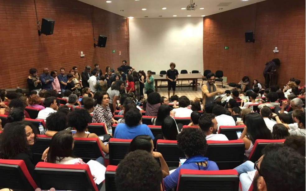 Estudantes, servidores e gestores da UnB durante mesa pública sobre orçamento (Foto: Marília Marques/G1)