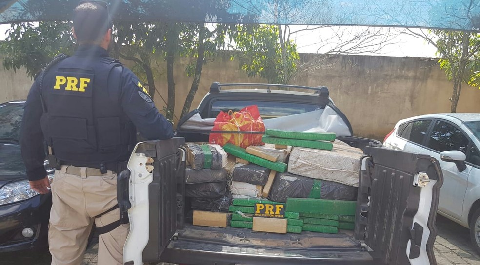 Drogas estavam em carroceria e interior de um carro, na BR-101, em Cachoeiro de Itapemirim (Foto: DivulgaÃ§Ã£o/ PRF)