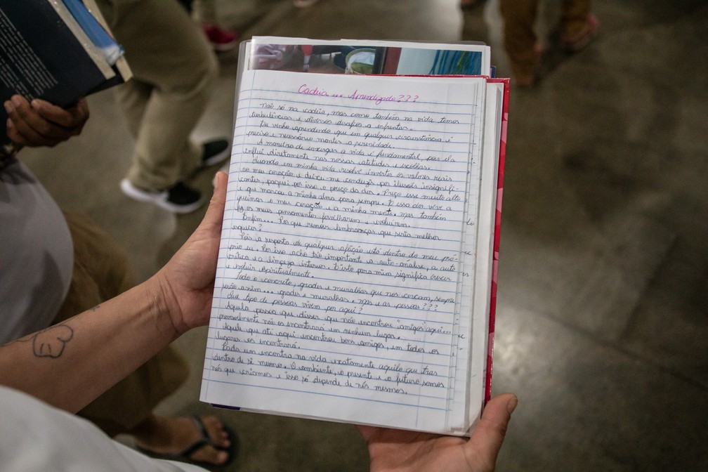 Presa da Penitenciária Feminina da Capital mostra texto produzido durante sarau de poesia — Foto: Fábio Tito/G1