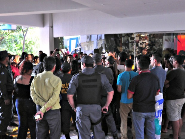 Protesto de estudantes foi acompanhado por policiais militares (Foto: André Souza/G1)