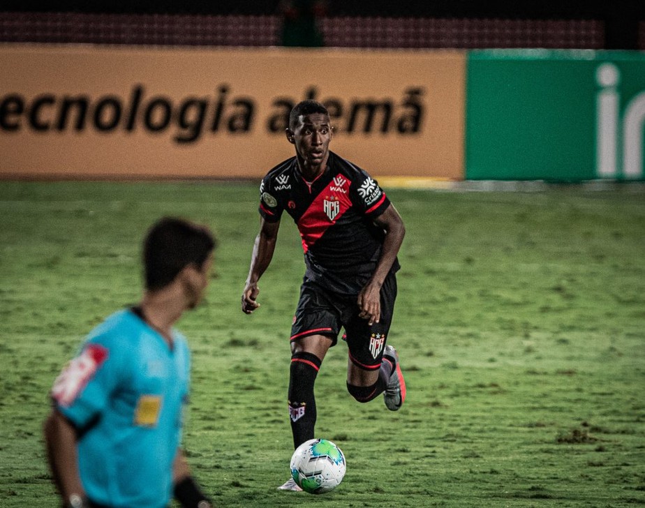 Flamengo contrata lateral-direito Luan Sales, do Atlético-GO