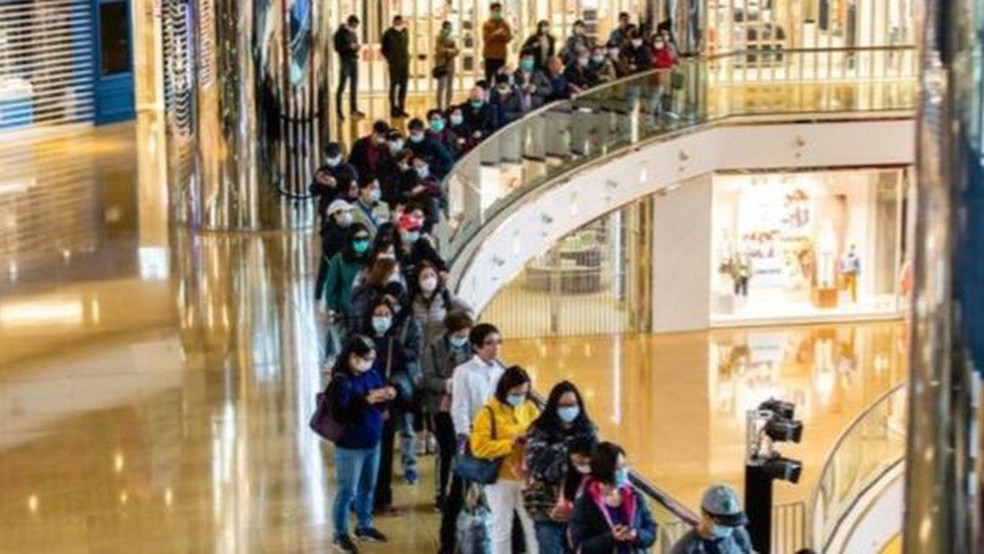 Como ocorreu em muitas partes do mundo, habitantes de Hong Kong fizeram filas para comprar máscaras e álcool em gel — Foto: Getty Images/BBC