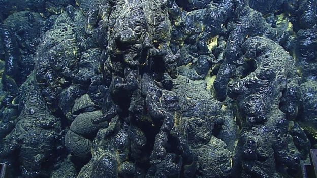 A lava submarina também tem aspecto de vidro (Foto: BILL CHADWICK/NOAA/BBC)