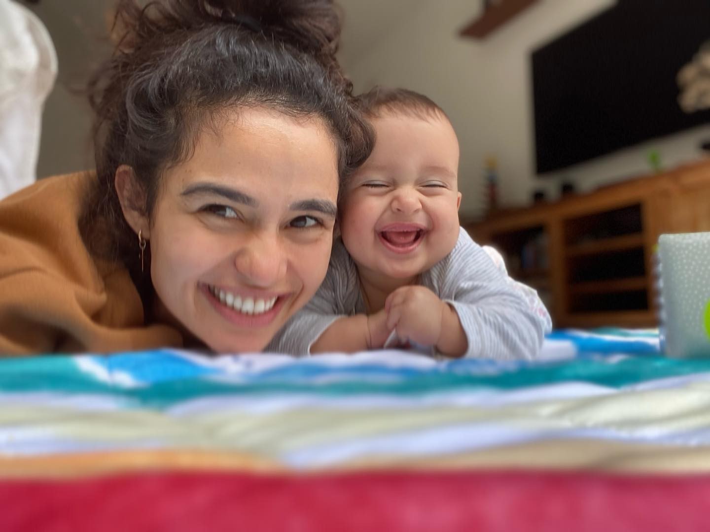 Nanda Costa encanta ao mostrar sorriso da filha: 'Eu e minha caçulinha' (Foto: Reprodução / Instagram)