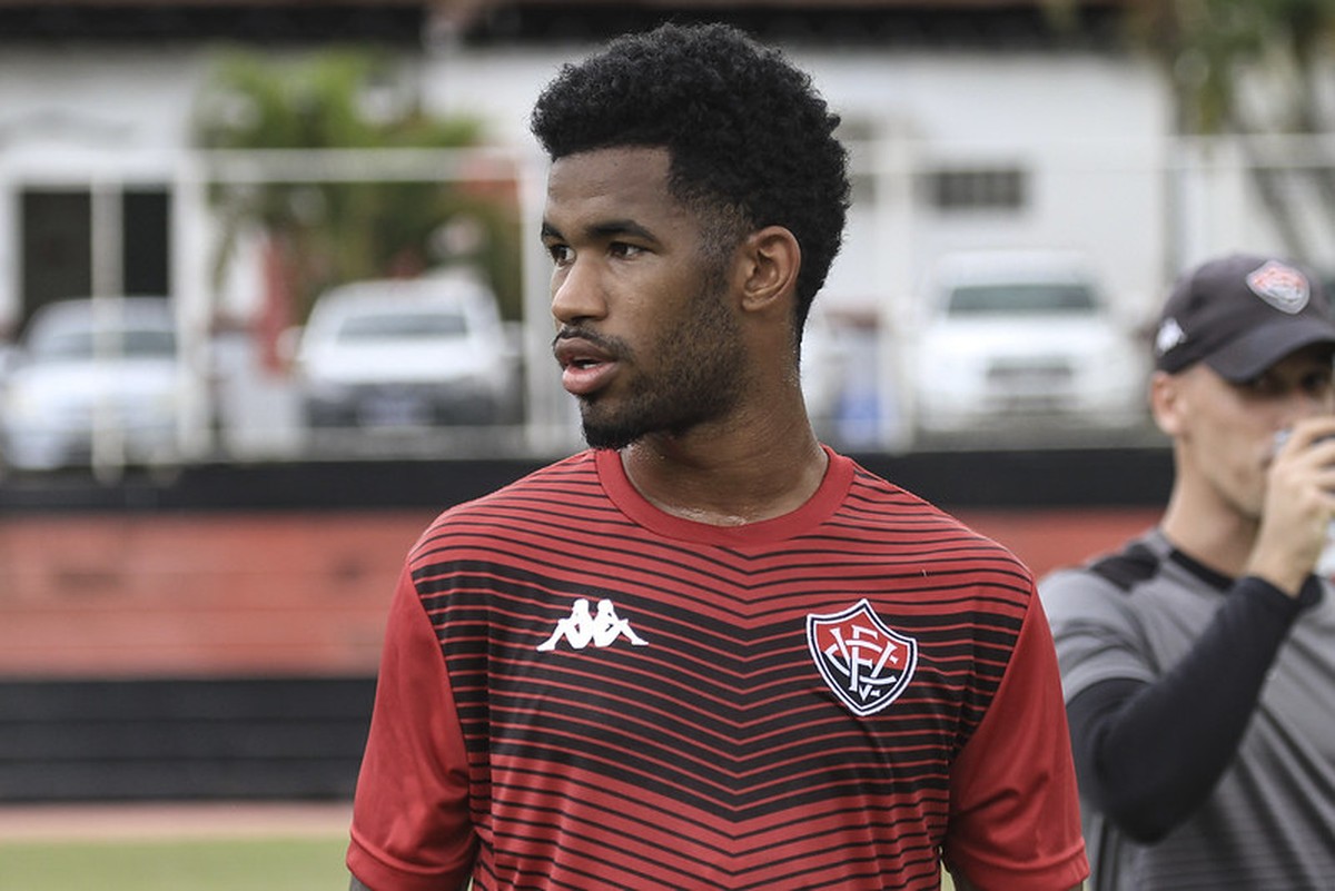 Contra boa fase do CSA, Ewandro projeta Vitória com mais posse de bola ...