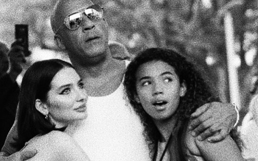 Filha De Paul Walker Emociona Fas Ao Posar Abracada Com Vin Diesel Seu Padrinho Familia Monet Celebridades