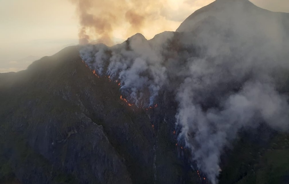 Bombeiros combatem inc&ecirc;ndio no pico mais alto de S&atilde;o Paulo &mdash; Foto: Corpo de Bombeiros/Divulga&ccedil;&atilde;o