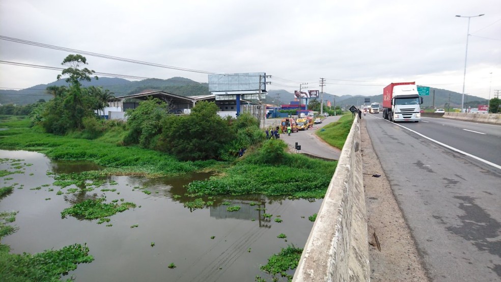 Carro caiu no rio Itajaí-Mirim na manhã desta segunda (4); três pessoas morreram  (Foto: Rubens Angioletti/Divulgação)