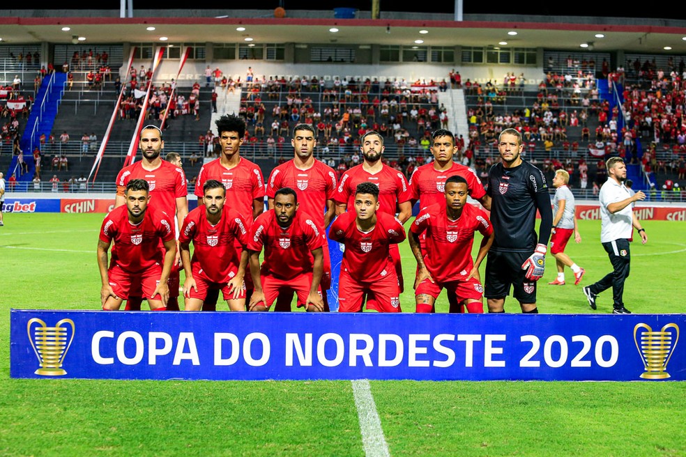 Em pé: Gamalho, Páscoa, Xandão, Carlos Jatobá, Igor e Edson Mardden. Agachados: Lucas Mendes, Longuinese, Claudinei, Dudu e Erik — Foto: Ailton Cruz/Gazeta de Alagoas