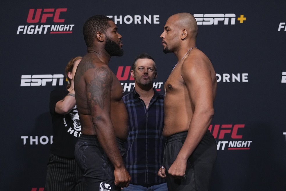 Alan Baudot x Rodrigo Ze Colmeia encarada UFC — Foto: Jeff Bottari/Zuffa LLC