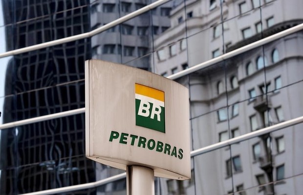 Logo da Petrobras em frente a prédio da empresa em São Paulo (Foto: REUTERS/Paulo Whitaker)