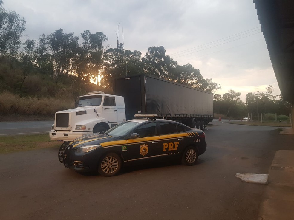 Semirreboque e laticínios foram furtados em Santa Catarina  — Foto: Divulgação/PRF