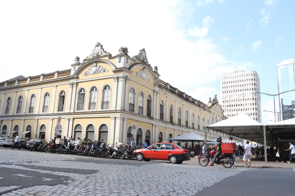 Fundado em 1869, Mercado Público concentra comércio, lazer, cultura e boemia  no centro da capital  (Foto: Lucas Bubols/G1)