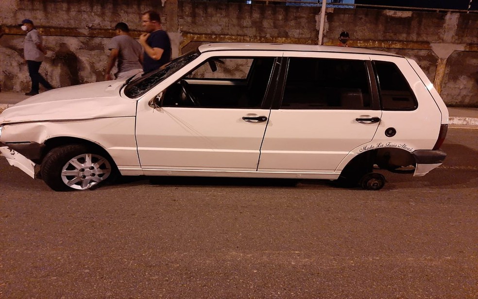 Condutor abandonou o carro e fugiu do local — Foto: Cptran/Divulgação
