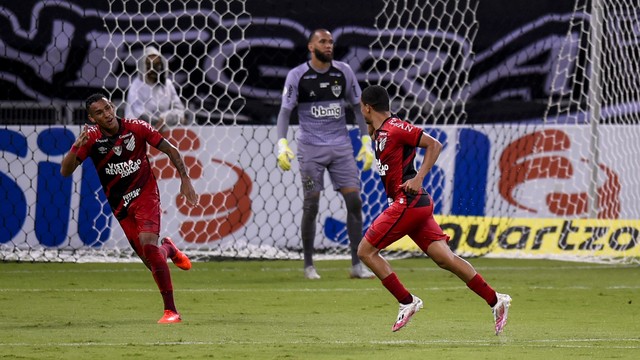 Athletico abre 2 a 0 no primeiro tempo