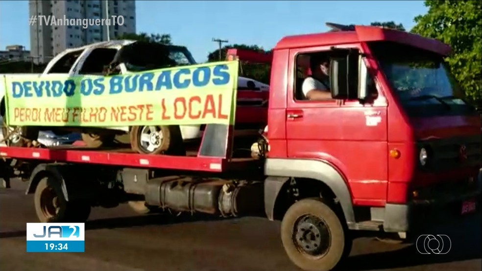Manifestação foi contra as condições da rodovia — Foto: Reprodução/TV Anhanguera