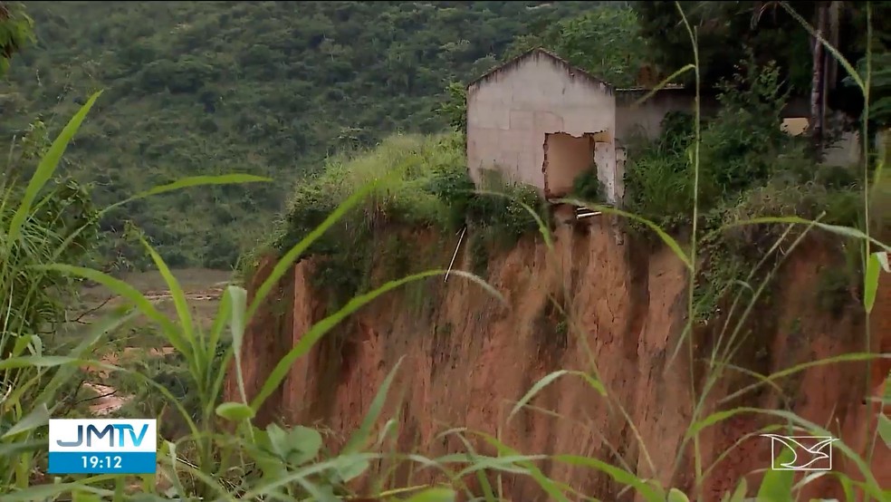 Por conta de avanço das crateras, parte de um vilarejo sumiu em Buriticupu — Foto: Reprodução/TV Mirante