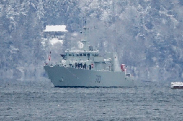 Navio da Marinha canadense protege mansão de Harry e Meghan Markle (Foto: Backgrid)