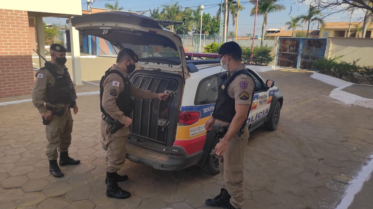PM prende homem por posse ilegal de arma após informação de que ele teria agredido e ameaçado uma pessoa em Taiobeiras - Vimarsana News